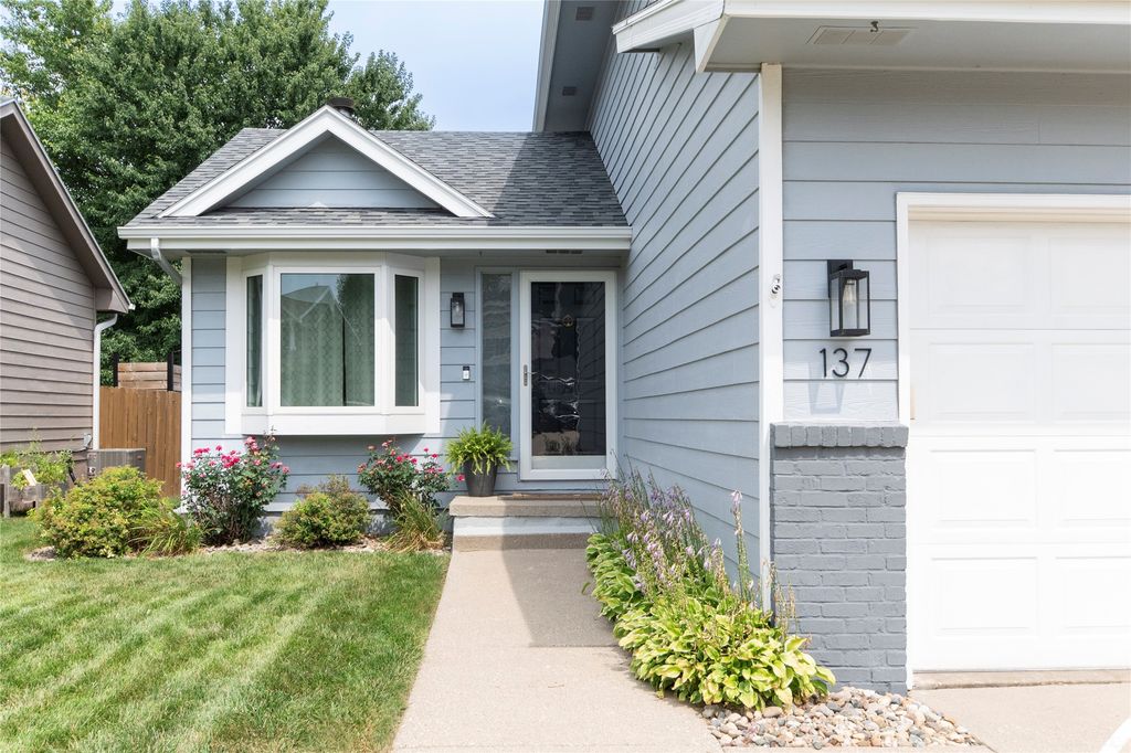 137 28th Court, West Des Moines, IA 50265