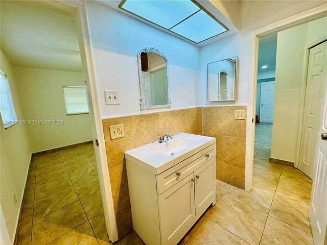 717 NE 10th Ave 1-2, Hallandale Beach, FL 33009