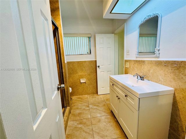 717 NE 10th Ave 1-2, Hallandale Beach, FL 33009