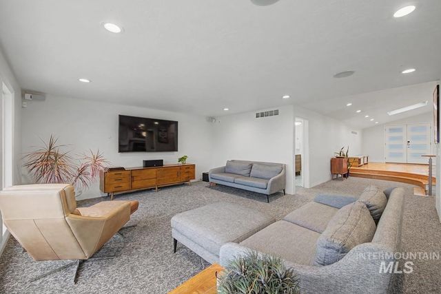 555 E Braemere Drive, Boise, ID 83702