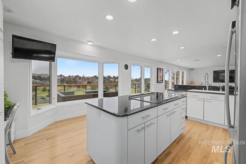 555 E Braemere Drive, Boise, ID 83702 photo 7