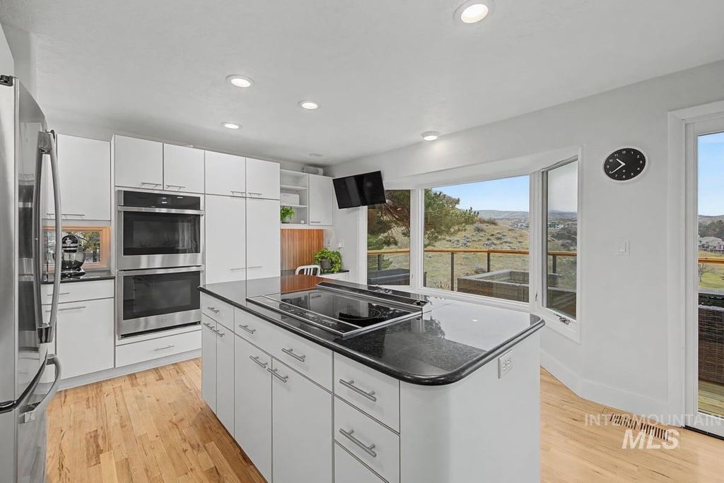 555 E Braemere Drive, Boise, ID 83702 photo 9