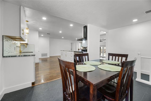 1012 E MAIN, Sinton, TX 78387