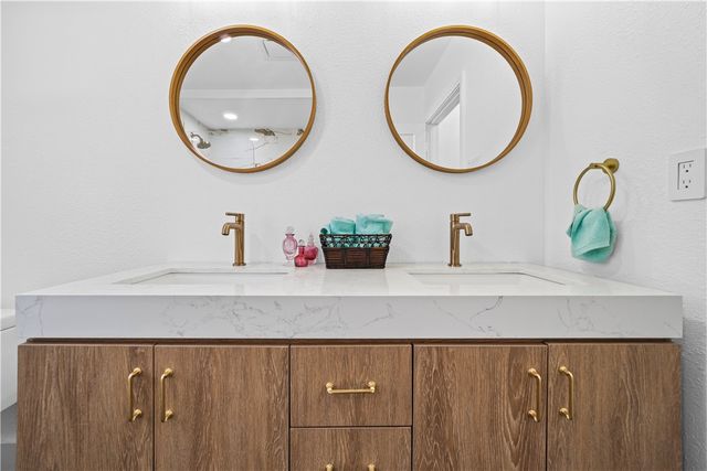 1012 E MAIN, Sinton, TX 78387