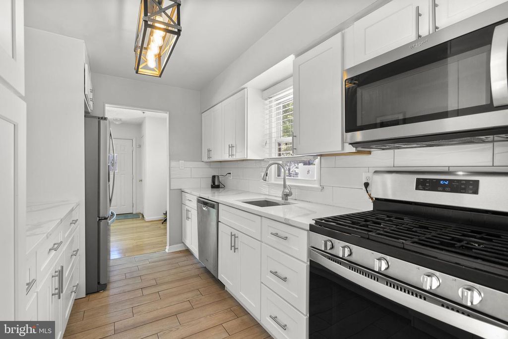 Image 10 of property listing at 1108 GRANDIN AVE, Rockville, MD 20851