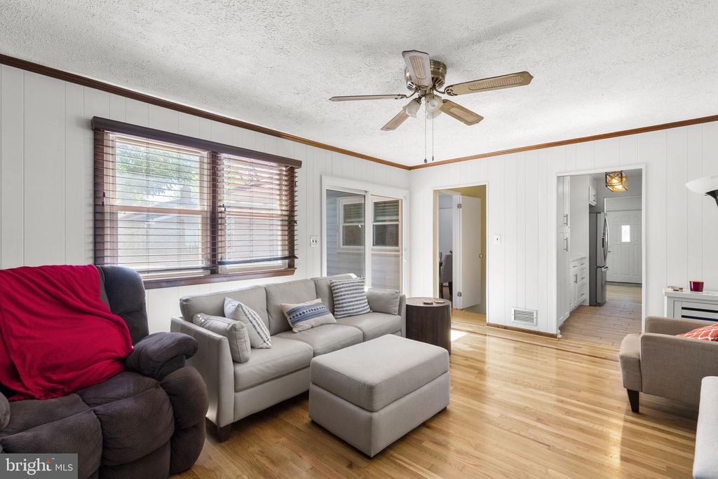 Image 15 of property listing at 1108 GRANDIN AVE, Rockville, MD 20851
