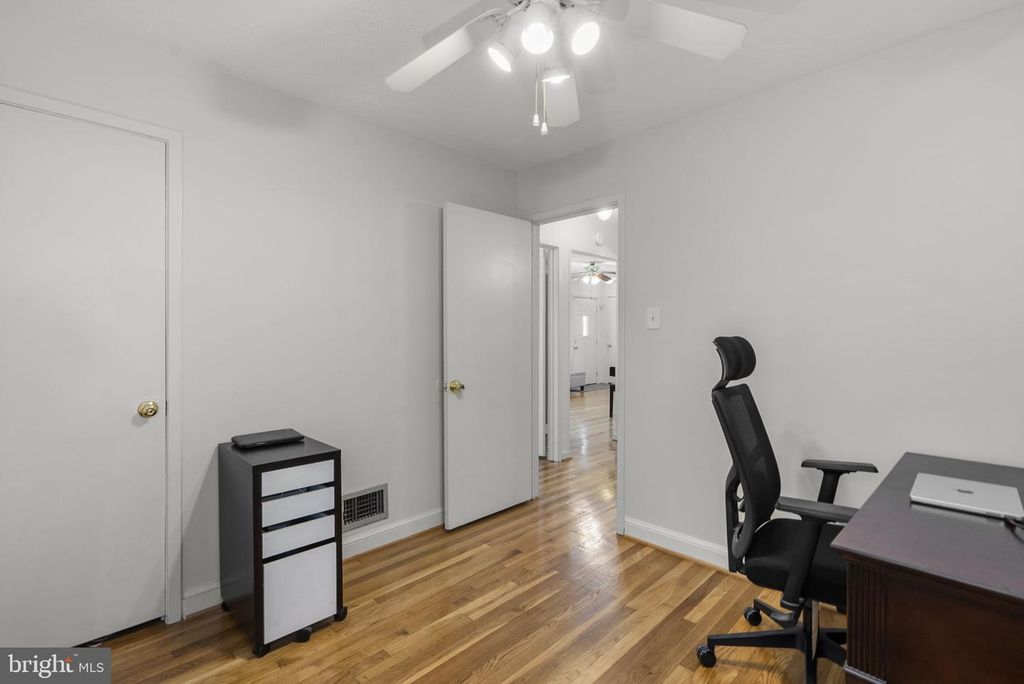 Image 20 of property listing at 1108 GRANDIN AVE, Rockville, MD 20851