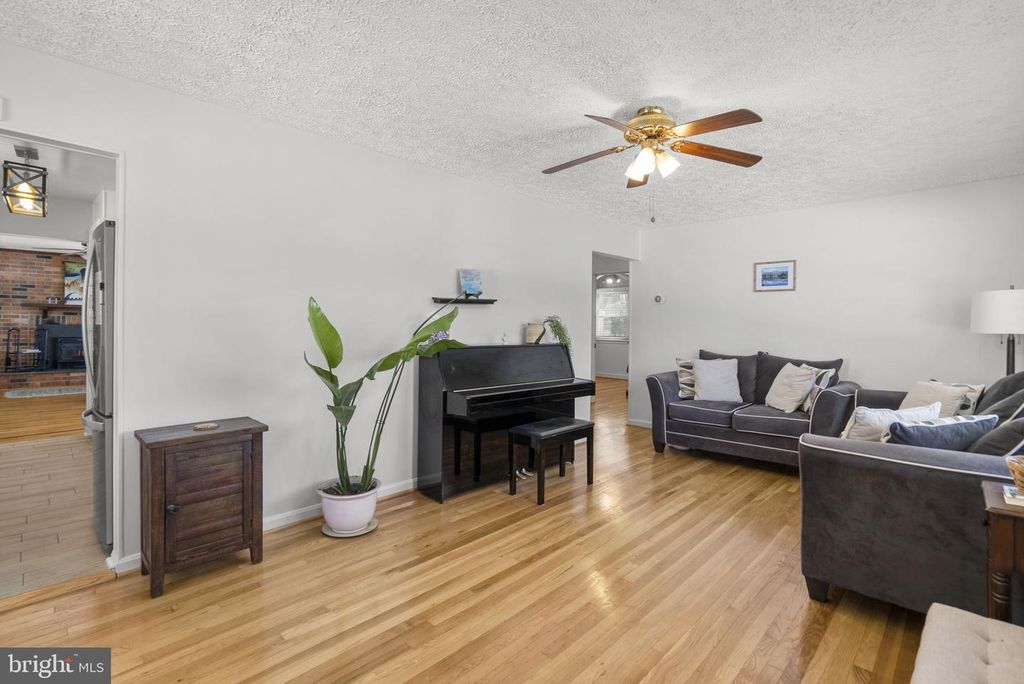 Image 3 of property listing at 1108 GRANDIN AVE, Rockville, MD 20851