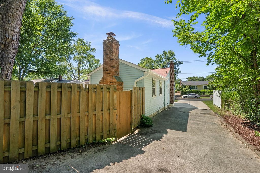 Image 30 of property listing at 1108 GRANDIN AVE, Rockville, MD 20851
