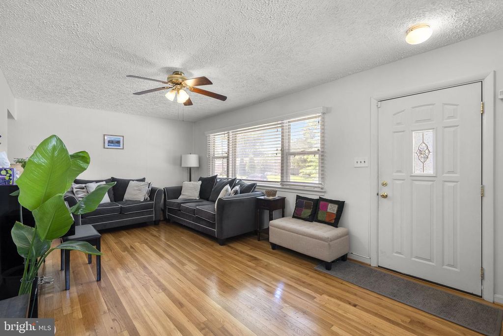 Image 4 of property listing at 1108 GRANDIN AVE, Rockville, MD 20851