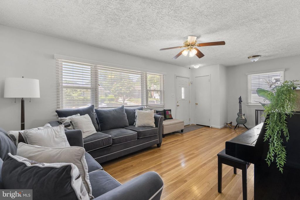 Image 5 of property listing at 1108 GRANDIN AVE, Rockville, MD 20851