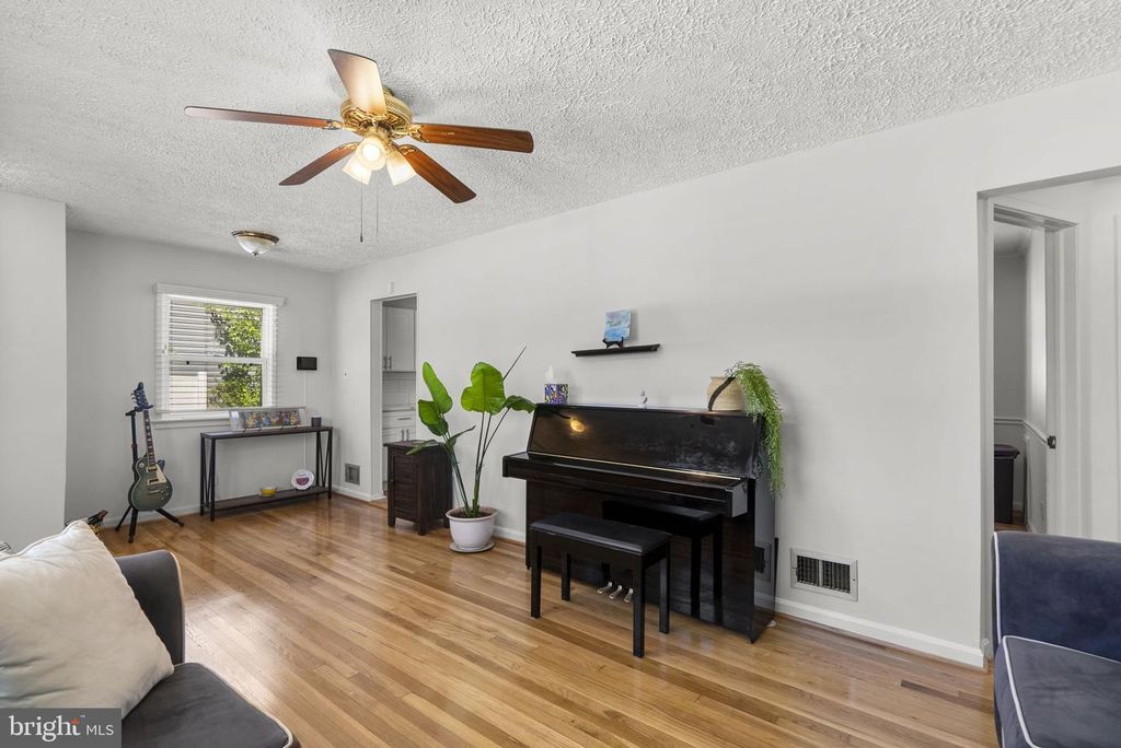 Image 6 of property listing at 1108 GRANDIN AVE, Rockville, MD 20851