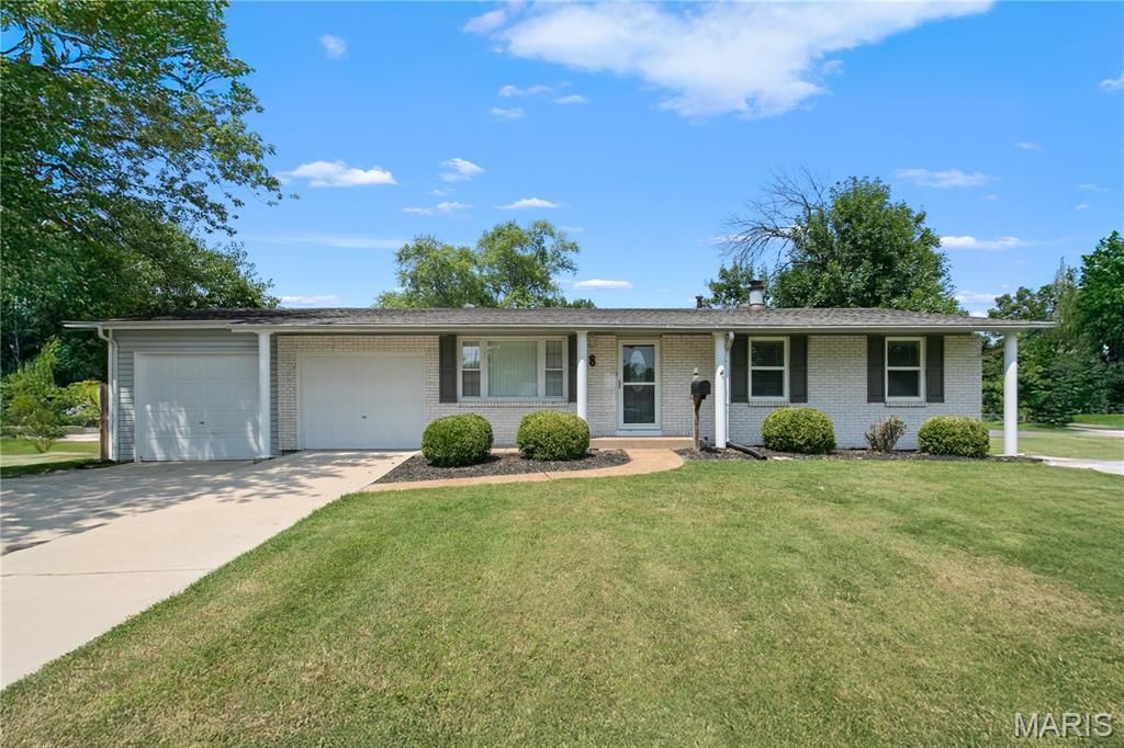 8 Cedar Park Drive, Florissant, MO 63031