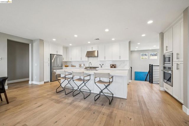 16 Sea Star Ct, Richmond, CA 94801