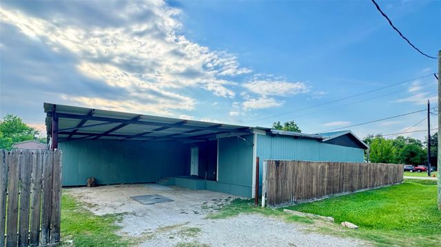 403 Clear Lake Road, Highlands, TX 77562
