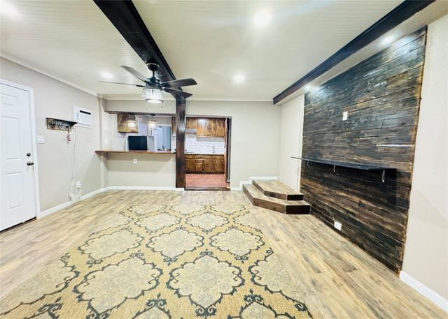 403 Clear Lake Road, Highlands, TX 77562