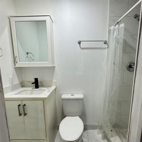 403 Clear Lake Road, Highlands, TX 77562