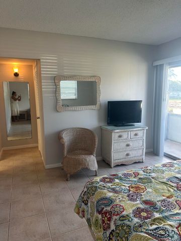 128 NORWICH F, West Palm Beach, FL 33417