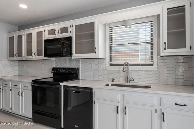 6400 Marina Dr, Prospect, KY 40059