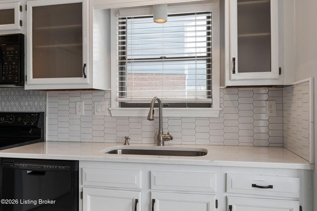 6400 Marina Dr, Prospect, KY 40059