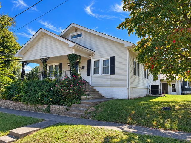 117 W Logan Street, Harrisburg, IL 62946