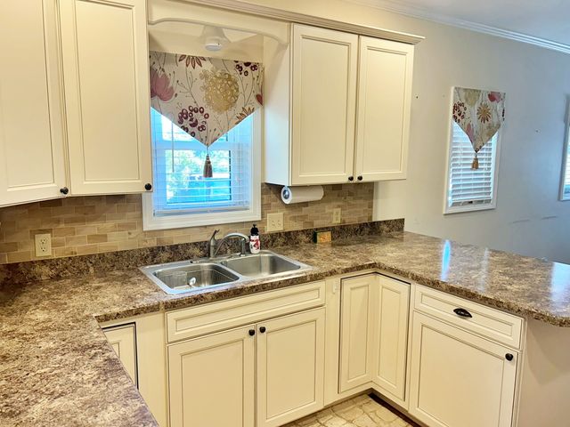 117 W Logan Street, Harrisburg, IL 62946