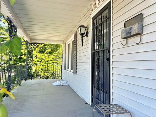 117 W Logan Street, Harrisburg, IL 62946