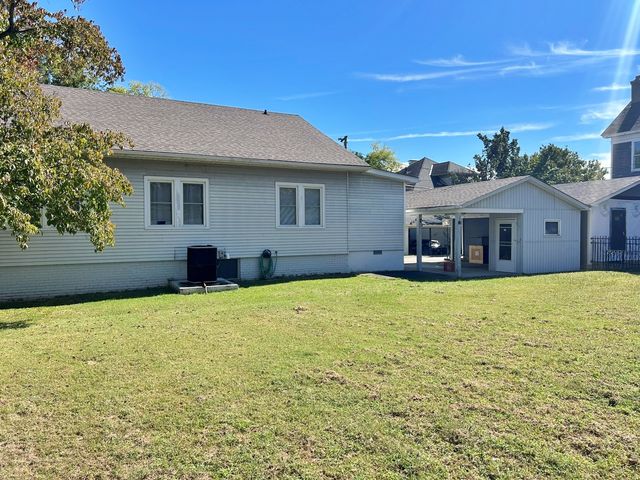 117 W Logan Street, Harrisburg, IL 62946