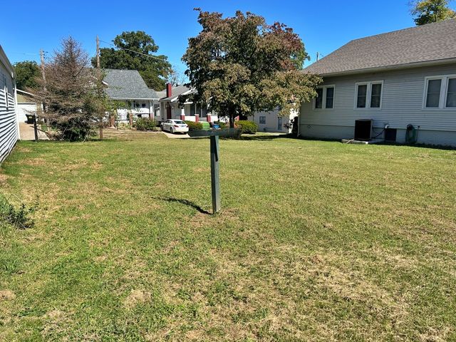 117 W Logan Street, Harrisburg, IL 62946