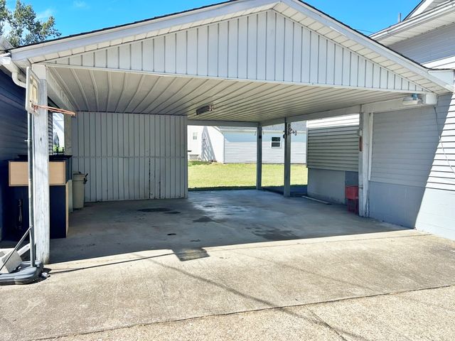 117 W Logan Street, Harrisburg, IL 62946