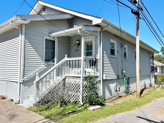 117 W Logan Street, Harrisburg, IL 62946