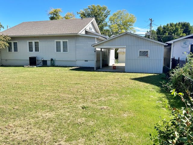 117 W Logan Street, Harrisburg, IL 62946
