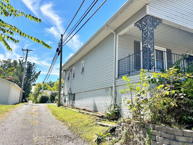 117 W Logan Street, Harrisburg, IL 62946