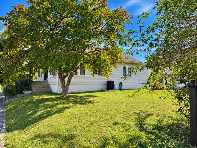 117 W Logan Street, Harrisburg, IL 62946