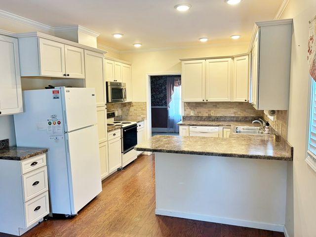 117 W Logan Street, Harrisburg, IL 62946