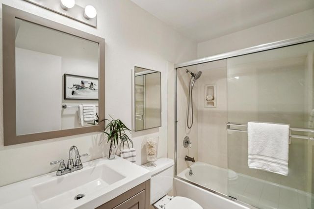 4004 Farm Hill 303, Redwood City, CA 94061