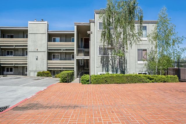 4004 Farm Hill 303, Redwood City, CA 94061