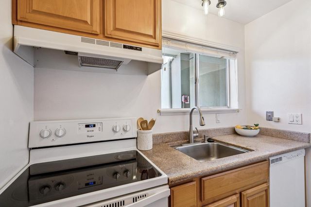 4004 Farm Hill 303, Redwood City, CA 94061
