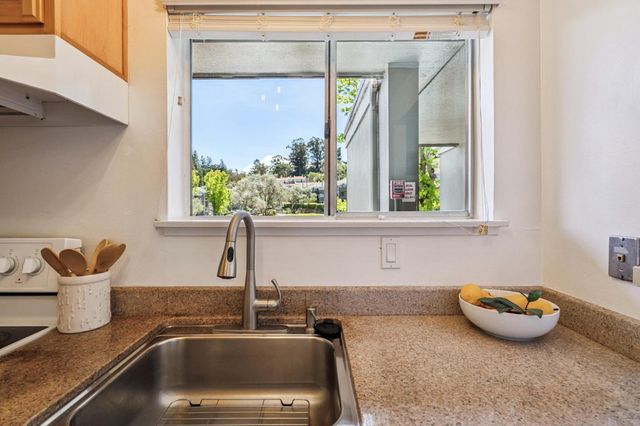 4004 Farm Hill 303, Redwood City, CA 94061