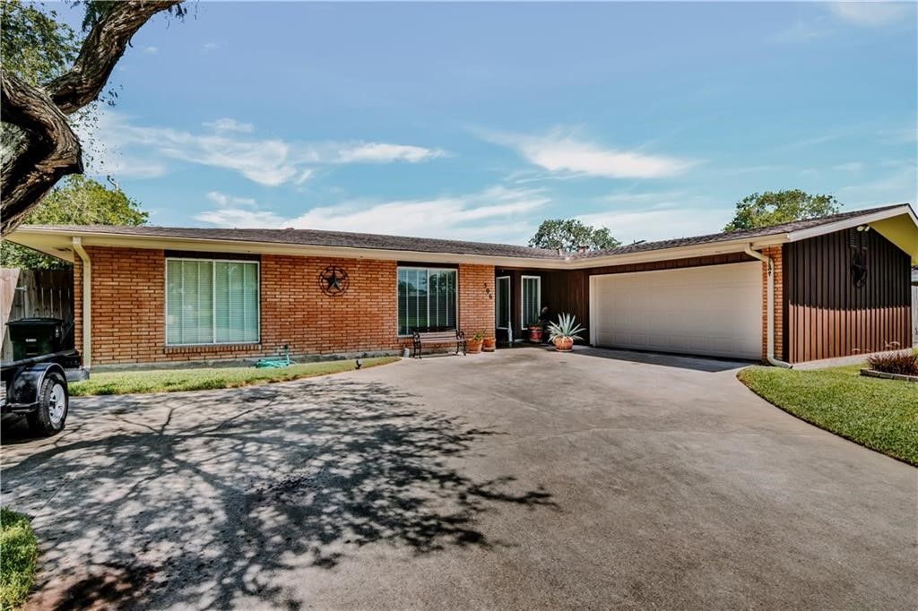 506 Greenway Dr, Corpus Christi, TX 78412 — photo 2