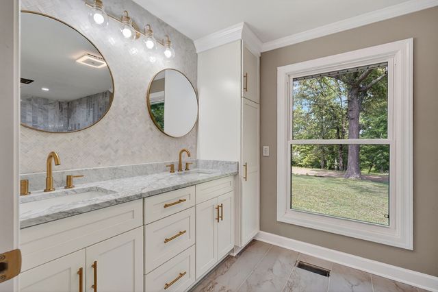28 Lakeland Dr, Mcminnville, TN 37110