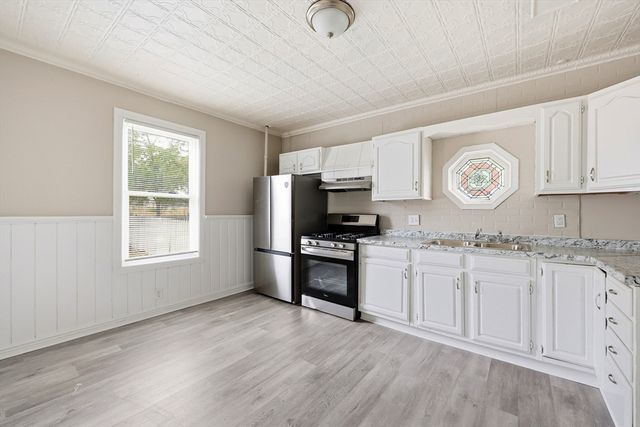9 Owens Pl, Holyoke, MA 01040