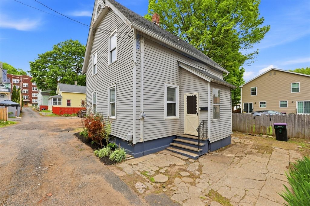 9 Owens Pl, Holyoke, MA 01040