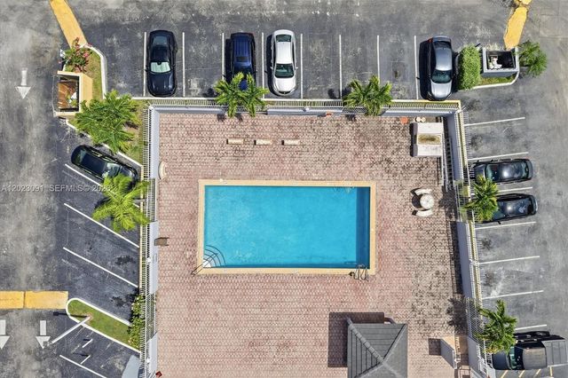 15635 SW 74th Cir Drive 11, Miami, FL 33193