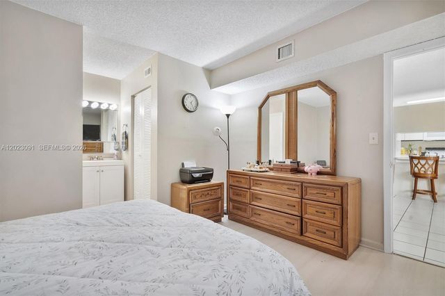 15635 SW 74th Cir Drive 11, Miami, FL 33193