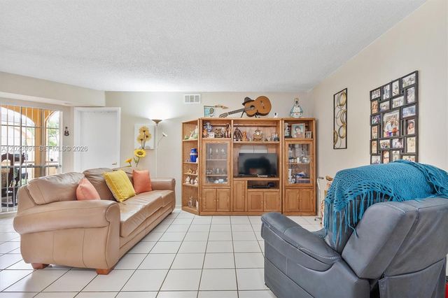 15635 SW 74th Cir Drive 11, Miami, FL 33193