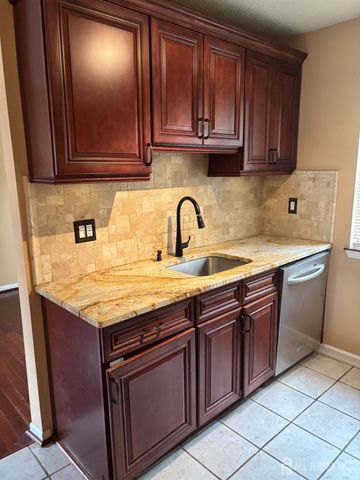 92 Gate House Lane, Edison, NJ 08820