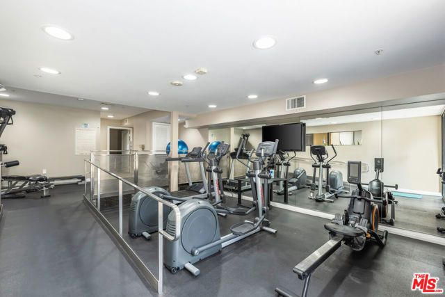 7320 Hawthorn Avenue 215, Los Angeles, CA 90046