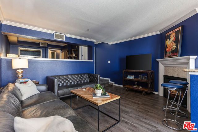 7320 Hawthorn Avenue 215, Los Angeles, CA 90046