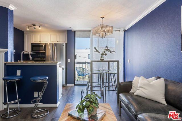 7320 Hawthorn Avenue 215, Los Angeles, CA 90046